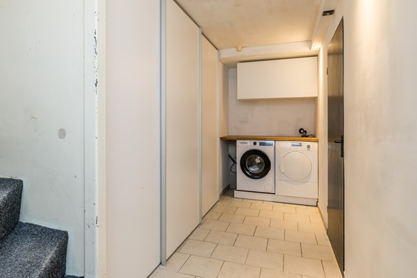 Foto - Te koop: Op een schitterende en rustige locatie in de geliefde villawijk "Moltbos" staat deze stijlvolle, vrijstaande villa met een uitzonderlijk royaal woonoppervlak.